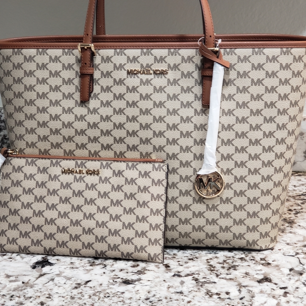 ♥New Michael Kors Wristlet♥